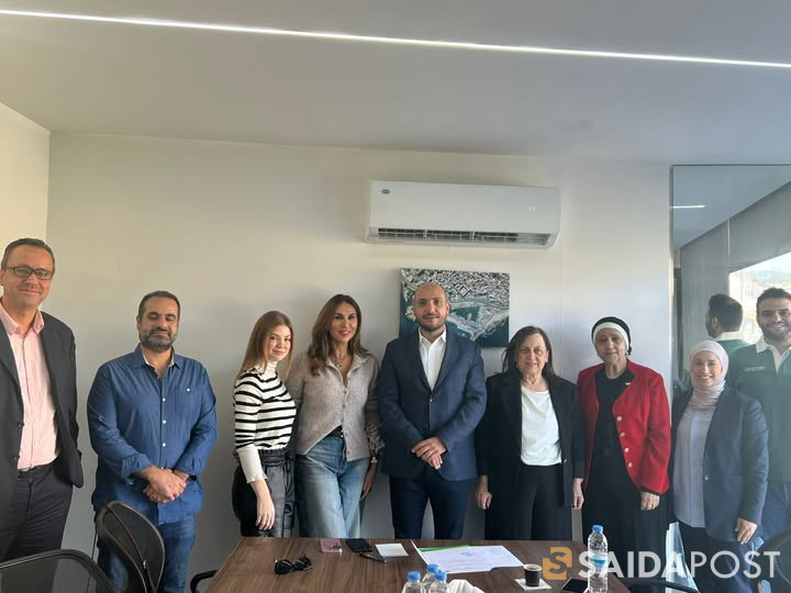 لجنة الأهل في مدرسة الفنون الإنجيلية تكرم الصيدلي عمر مرجان